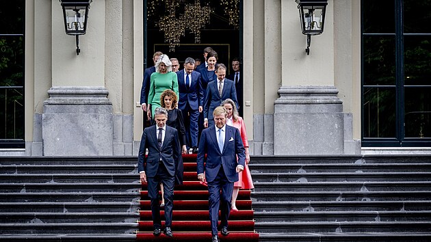 Nov kabinet premira Dicka Schoofa na schodech palce Huis ten Bosch (2. ervence 2024)