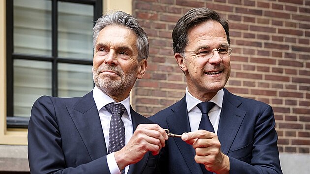 Konc nizozemsk premir Mark Rutte (vpravo) pedv ad Dicku Schoofovi. (2. ervence 2024)