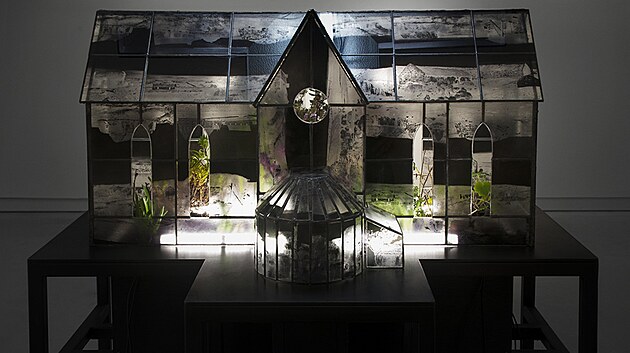 The Yelding Glass, Mat Collishaw