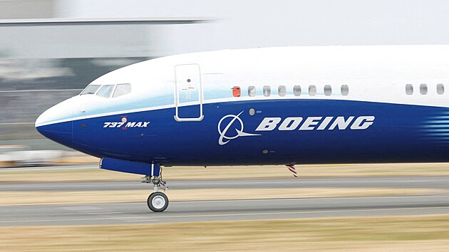 Americký výrobce letadel Boeing zruší 17 000 pracovních míst. Celosvětově tak sníží počet svých zaměstnanců o deset procent. Společnost také odkládá první dodávku letadla 777X. Podle generálního ředitele Kellyho Ortberga čeká Boeing vysokou ztrátu ve třetím čtvrtletí kvůli probíhající stávce. Informovaly o tom agentury Reuters a AP.