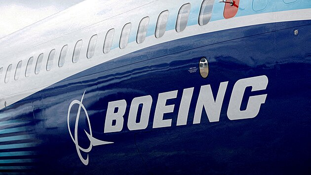 Americký výrobce letadel Boeing ve Spojených státech dočasně propustí řadu zaměstnanců, pro které teď nemá práci. Pracovníkům to dnes oznámil generální ředitel společnosti Robert Kelly Ortberg. Firma už v pondělí oznámila, že kvůli stávce zhruba 30 000 zaměstnanců v USA musí sáhnout k úsporným opatřením. Zmrazila nabírání nových pracovníků a už v tu chvíli zvažovala i dočasné propouštění.