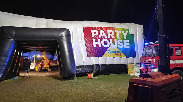 Na festivalu v Jihlav bylo pi pdu nafukovacho stanu zranno 17 lid. Dalch 17 astnk Vysoina festu dorazilo pozdji na oeten do nemocnice. (7. ervence 2024)