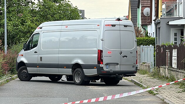 Policist zasahovali v Kazask ulici v praskch trboholech, kde byla na ulici nalezena lahev s neznmou tekutinou. (8. ervence 2024)