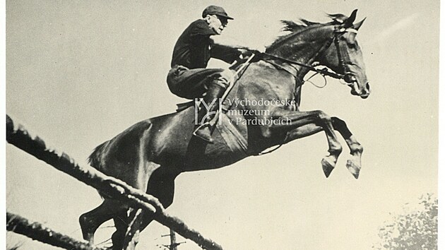 Vladim�r Hejmovsk� se po odchodu z arm�dy naplno v�noval dostihov�m kon�m. V roce 1952, z n�j� poch�z� tato fotka, tragicky zem�el.