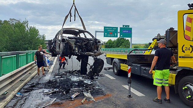 Na dlnici D6 v seku mezi Kynperkem nad Oh a Chebem zaal za jzdy hoet automobil BMW. (30. ervna 2024)