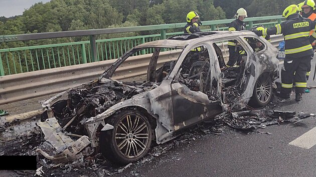 Na dlnici D6 v seku mezi Kynperkem nad Oh a Chebem zaal za jzdy hoet automobil BMW. (30. ervna 2024)