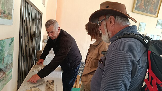 Jaromr Jedlika popisuje v ulovskm kamenickm muzeu turistm geologick vvoj Jesenicka.