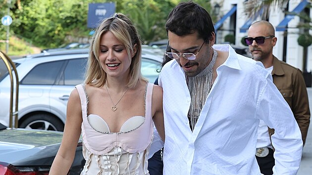 Emma Smetana a Jordan Haj cestou na focen� pro magaz�n Esquire (Karlovy Vary, 3. �ervence 2024)