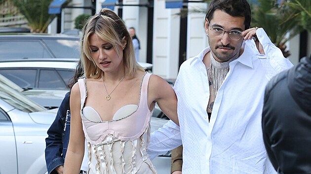 Emma Smetana a Jordan Haj cestou na focen� pro magaz�n Esquire (Karlovy Vary, 3. �ervence 2024)