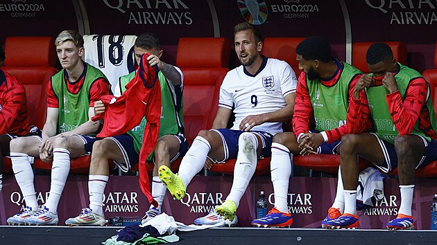 Harry Kane (9) sledoval z�v�r �tvrtfin�lov� utk�n� se �v�carskem z lavi�ky.