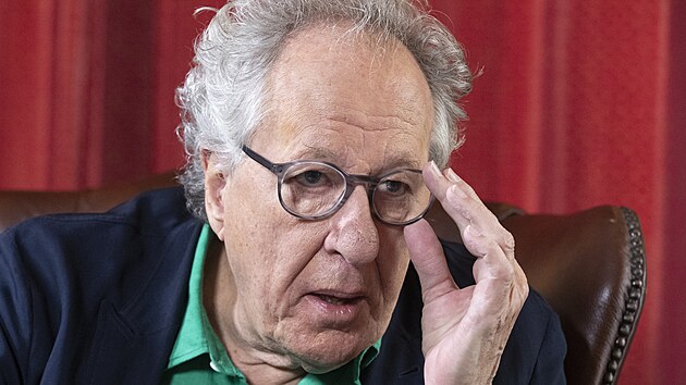 Oscarov� herec Geoffrey Rush byl hostem Moniky Zav�elov� v karlovarsk�m vyd�n� po�adu Rozst�el (3. �ervence 2024).
