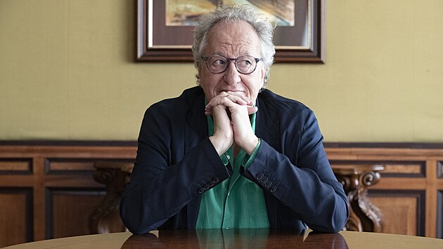 Oscarov� herec Geoffrey Rush byl hostem Moniky Zav�elov� v karlovarsk�m vyd�n� po�adu Rozst�el (3. �ervence 2024).