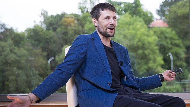 Slovensk� herec Juraj Loj byl hostem Moniky Zav�elov� v karlovarsk�m vyd�n� po�adu Rozst�el (2. �ervence 2024).