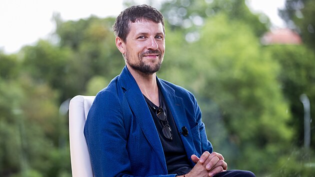 Slovensk� herec Juraj Loj byl hostem Moniky Zav�elov� v karlovarsk�m vyd�n� po�adu Rozst�el (2. �ervence 2024).