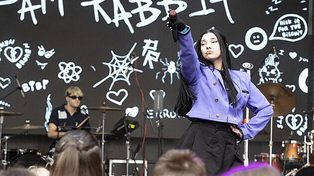 Oce�ovan� zp�va�ka Pam Rabbit vystoupila v Mattoni Life Baru u karlovarsk�ho v��dla (3. �ervence 2024).