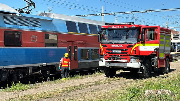 Vlak v Praze-Vrovicch srazil a usmrtil lovka. Provoz na trati stoj. (6. ervence 2024)