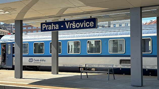 Vlak v Praze-Vrovicch srazil a usmrtil lovka. Provoz na trati stoj. (6. ervence 2024)