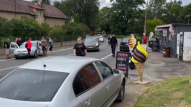 idi Volkswagenu boural v obci ernny u Kutn Hory. Narazil do stojc kody Superb, jej posdka uvnit natst nebyla. (5. ervence 2024)