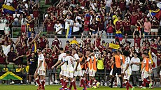 Fotbalisté Venezuely oslavují gól v utkání proti Jamajce.