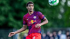 Yannick Eduardo v dresu Lipska. Je �erstv� plnoletý, vytáhl se p�es metr...