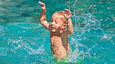 V horkých letních dnech osvení v bazénu pijde vhod.
