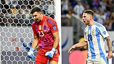 Argentinský branká� Emiliano Martínez a Alexis Mac Allister se radují ve...