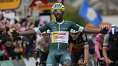 Eritrejský cyklista Biniam Girmay vyhrál na Tour de France hromadný spurt v 8....