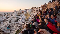 SANTORINI. Je co obdivovat, a tak to turisté dlají.