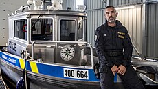 Strá�ce �eky. Vedoucí po�í�ního odd�lení v Nymburce Tomá� Martinec na své �ece...