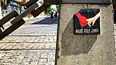Detail nápisu "Hate Free Zone" na sloupku v Praze.