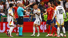 Nmec Toni Kroos reaguje na verdikt sudího Anthonyho Taylora.