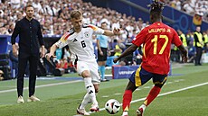 Joshua Kimmich z Nmecka se snaí odehrát mí pes panla Nica Williamse.