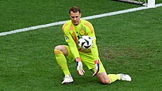 N�mecký branká� Manuel Neuer zasahuje ve �tvrtfinálovém duelu se �pan�lskem.