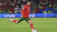 Portugalec Cristiano Ronaldo stílí z pímého kopu ve tvrtfinále proti Francii.