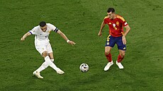 Kylian Mbappé z Francie stílí v semifinále se panlskem.