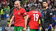 Portugalec Pepe slaví úsp�ný obranný zákrok ve �tvrtfinále s Francií.