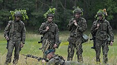 Poltí dobrovolníci se v Nowogrodu úastní letního kurzu Prázdniny s armádou,...