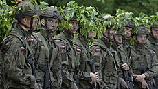 Poltí dobrovolníci se v Nowogrodu úastní letního kurzu Prázdniny s armádou,...