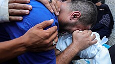 Palestinský otec objímá t�lo svého syna, který zem�el p�i izraelském útoku v...