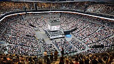 Mimo�ádného sjezdu v Praze se ú�astnilo p�ibli�n� 15 tisíc sv�dk� Jehovových....