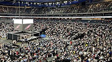 Na mimo�ádný sjezd sv�dk� Jehovových dorazilo p�ibli�n� 15 tisíc �len�...