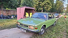 Sedm ráno a postranní registra�ní branou od golfového h�i�t� práv� projí�dí...