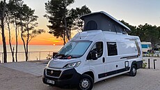 Aminess Avalona Camping Resort a Weinsberg CaraBus v posledních paprscích slunce