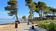 Aminess Avalona Camping Resort. Hlavní promenáda vede kolem plá�í ostrova Pag....