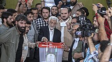 Kandidát na íránského prezidenta Saíd D�alílí odevzdává sv�j hlas ve volbách....