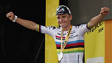 Belgický cyklista Remco Evenepoel (Quick-Step) ovládl �asovku a slaví vít�zství...