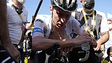 Absolutn� vy�erpaný slovinský cyklista Tadej Poga�ar (UAE) se osv�uje v cíli...