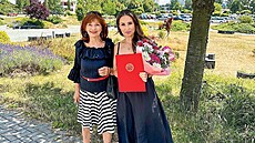 Linda Skarlandtová po promoci s maminkou, televizní hlasatelkou Martou...