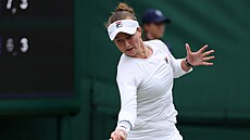 Barbora Krejčíková hraje forhend v prvním kole Wimbledonu.