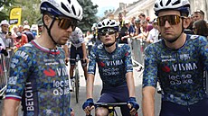 PRO� TY PROTÁHLÉ OBLI�EJE? Jonas Vingegaard mezi svými týmovými kolegy Janem...